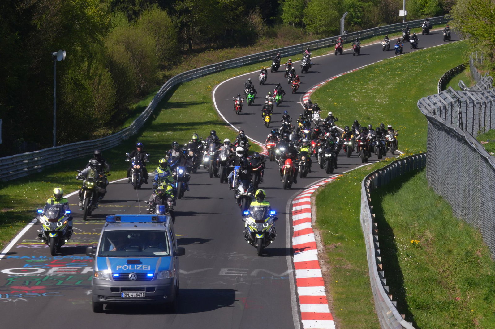 Der Korso zieht über die Nordschleife. 