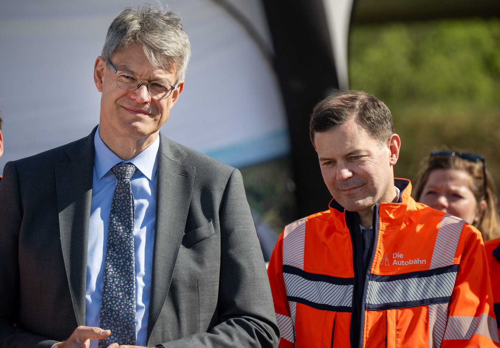 Schnieder (l.) informierte sich gemeinsam mit Autobahn AG Vorstand Güntner über die Arbeiten vor Ort.