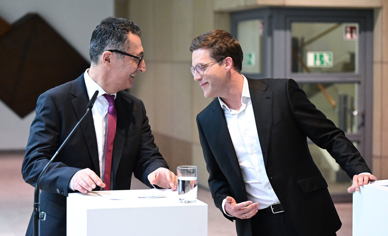In den Sondierungen ist hart gerungen worden, nun habe man ein gutes Ergebnis erreicht, wie die Verhandlungsführer der Koalitionsverhandlungen Cem Özdemir (l, Die Grünen) und Manuel Hagel (CDU) nun bekanntgaben. 