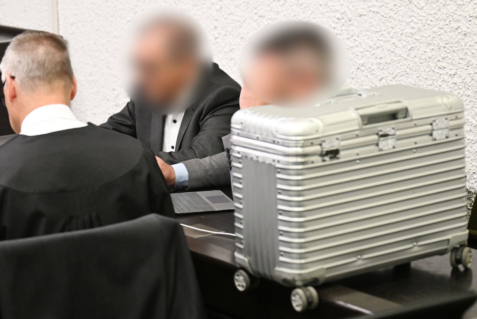 Die beiden angeklagten ehemaligen Investoren des Schwabenlandtowers im Gerichtssaal des Landgerichts Stuttgart.