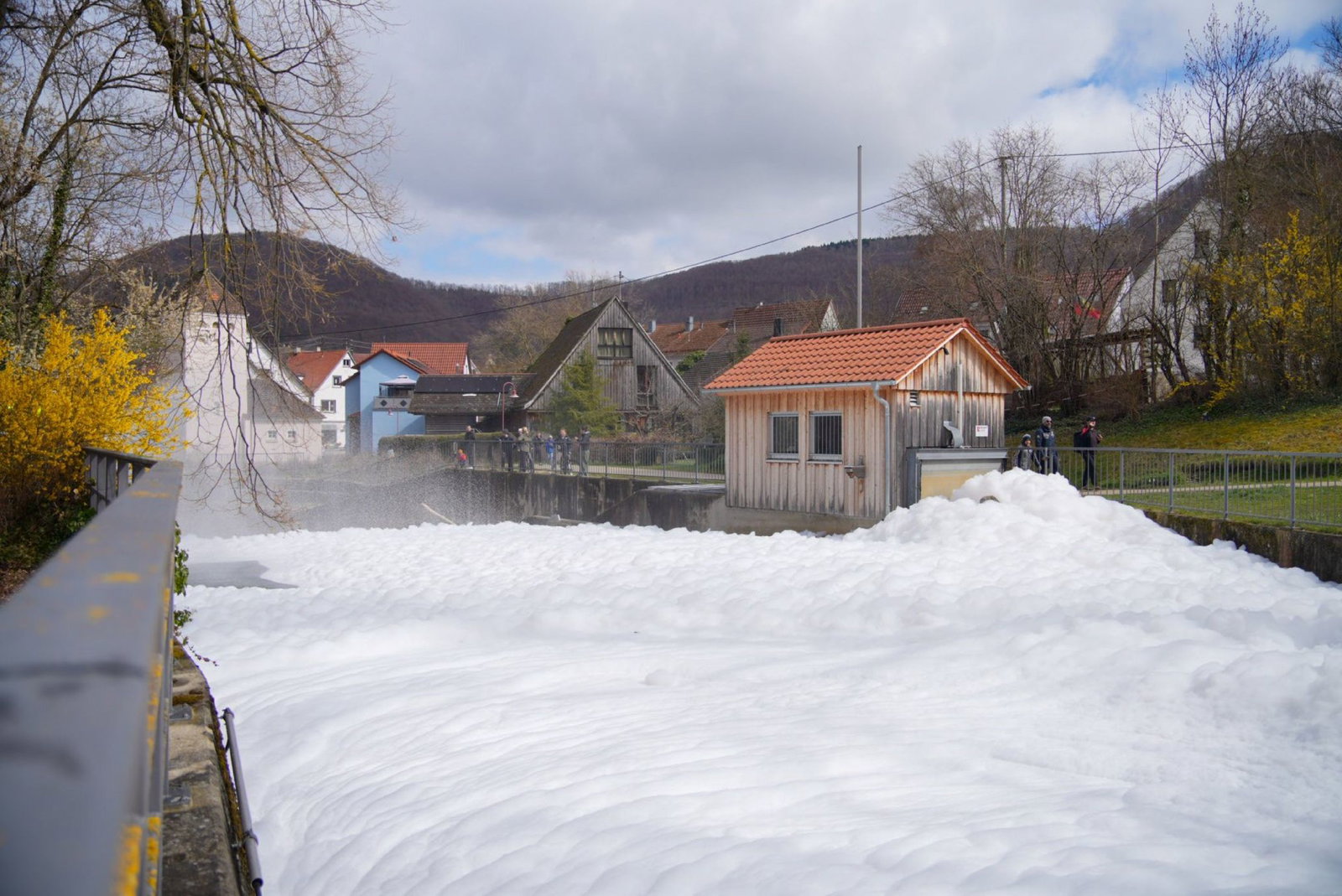 Aus einem Tanklaster ist Reinigungsmittel in die Ditz gelangt und hat einen Schaumteppich gebildet.