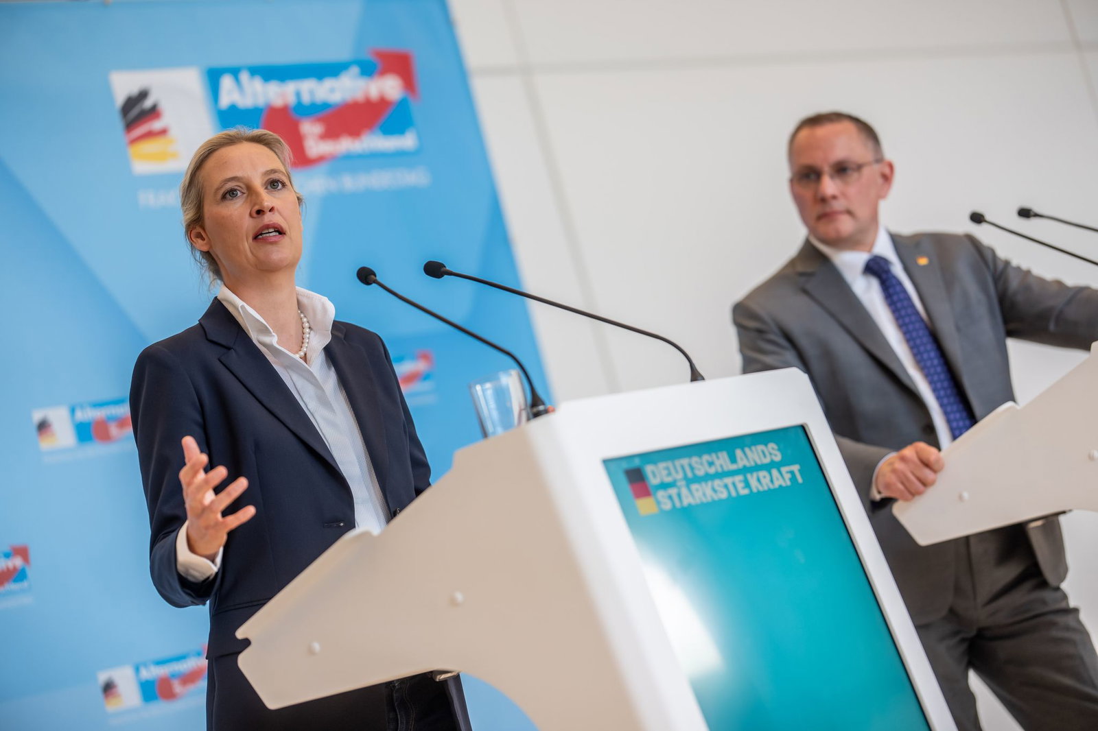Die AfD von Alice Weidel und Tino Chrupalla hat in jüngsten Umfragen klar die Nase vorn. (Archivbild)