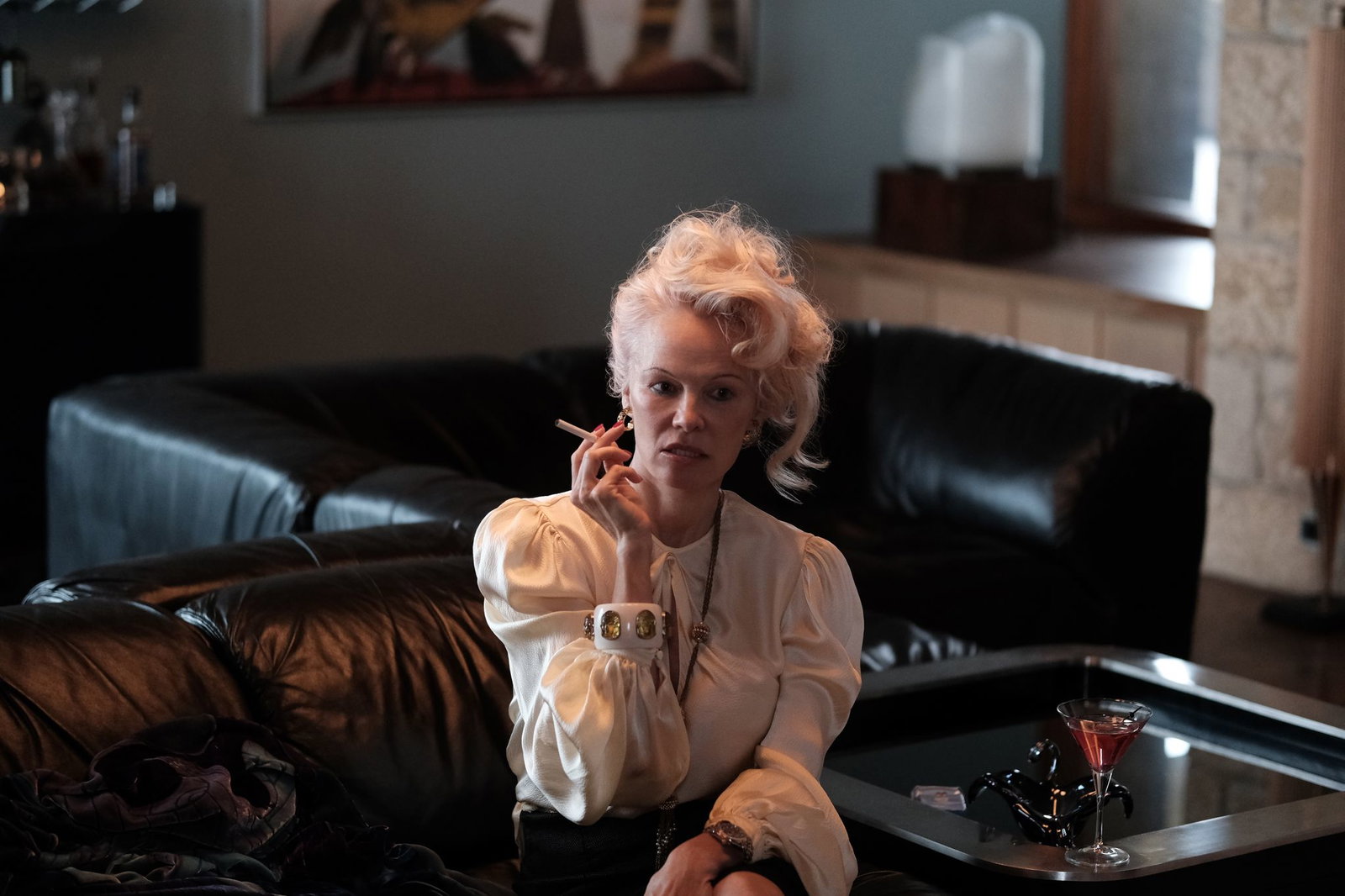 Die Mutter, gespielt von Pamela Anderson, stirbt unter mysteriösen Umständen. 