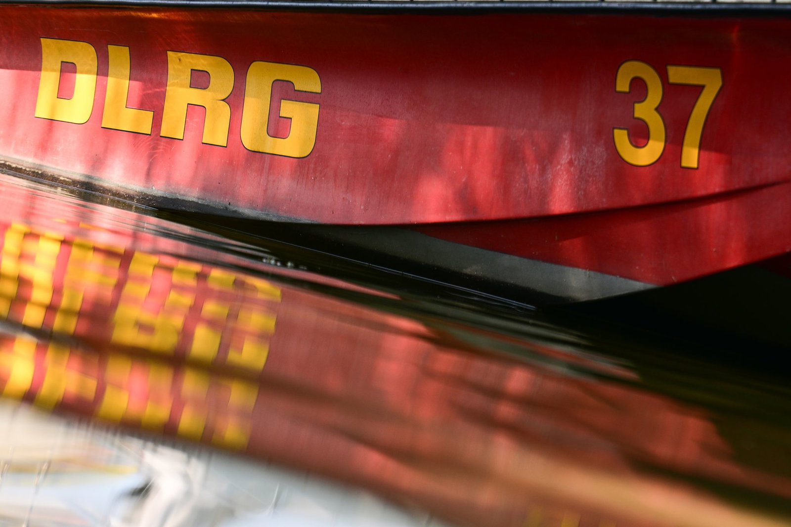 Einer großen Zahl von Rettungskräften von Feuerwehr, DLRG und Wasserrettung gelang es, das Mädchen Lage zu retten. (Symbolbild)