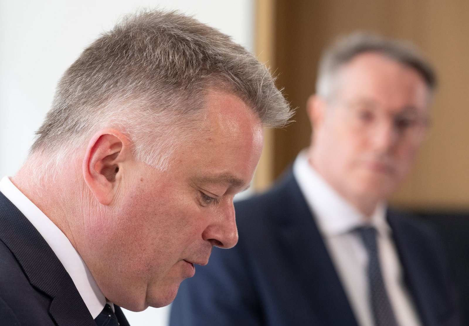 Der wohl künftige Ministerpräsident Gordon Schnieder (l, CDU) und sein Vorgänger Alexander Schweitzer (SPD), der dem Kabinett nicht angehören will.