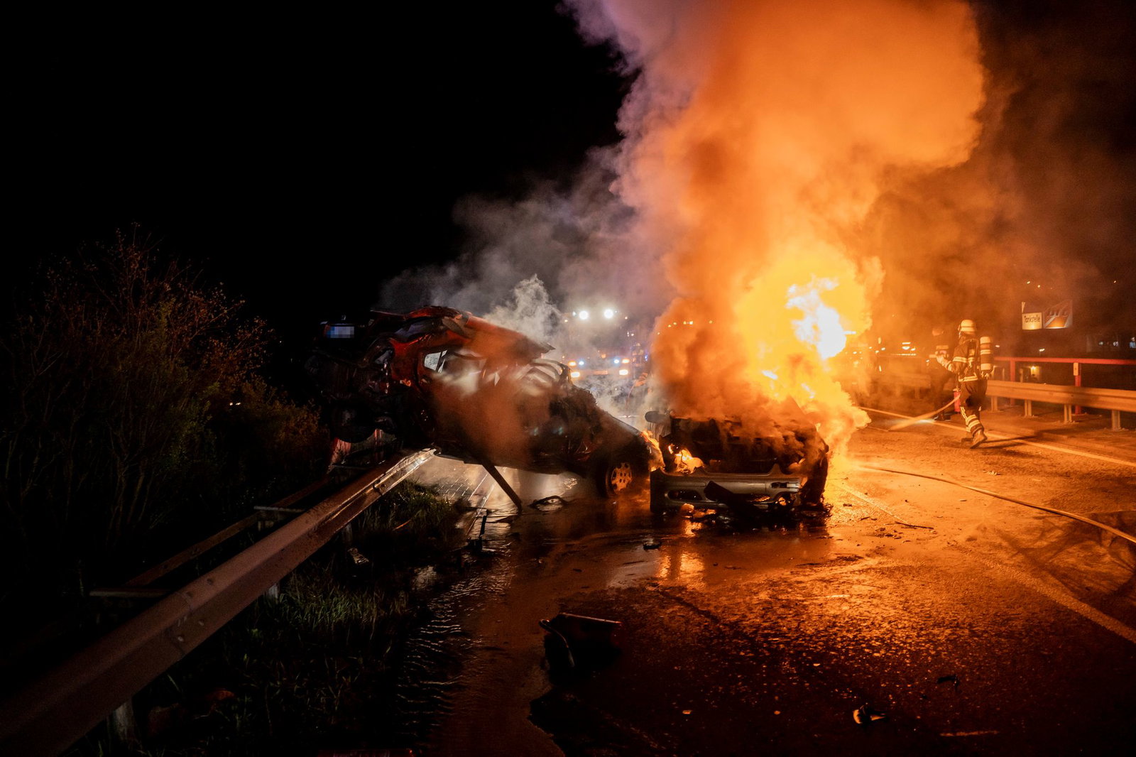 Ein Auto hat sich nach einem Zusammenstoß entzündet und steht in Vollbrand. 