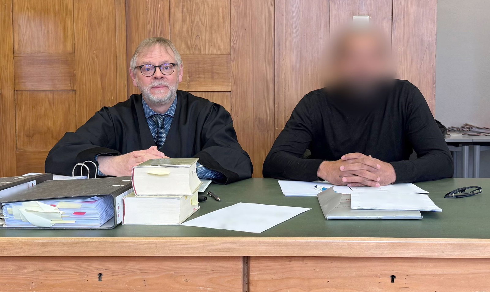 Die Staatsanwaltschaft wirft dem Mann fahrlässige Körperverletzung in acht Fällen vor.