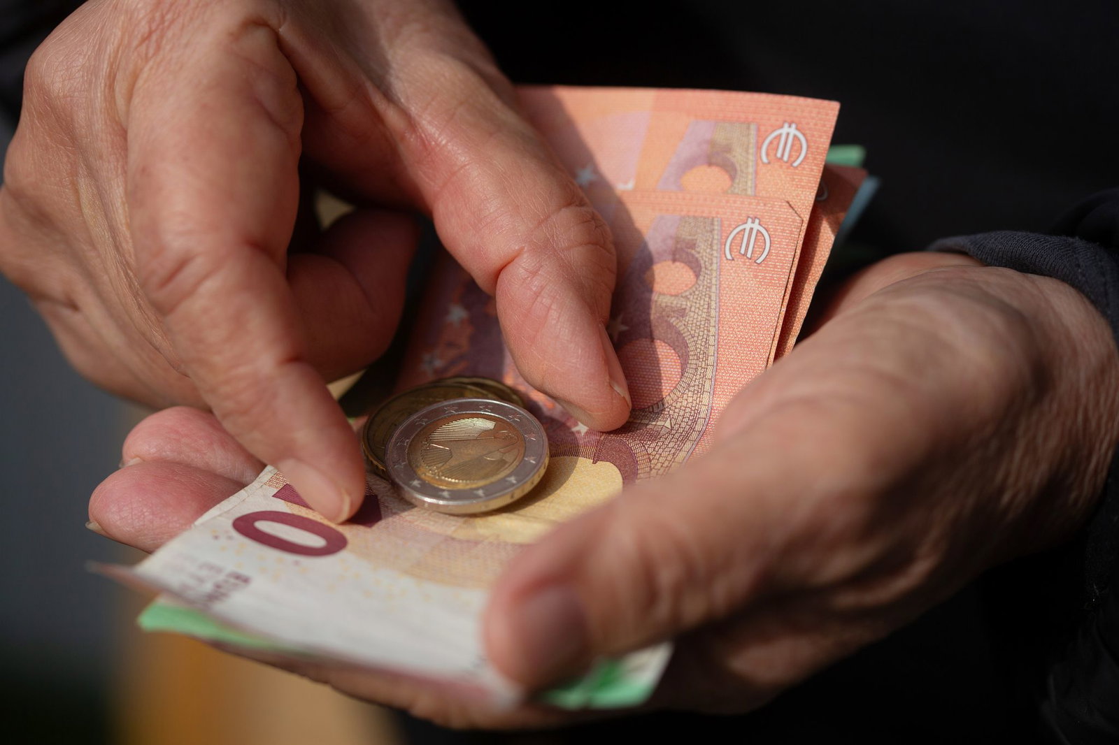 Wer im Alter nur auf die gesetzliche Rente zählen kann, muss in Zukunft womöglich noch mehr rechnen als bisher. (Symbolbild)
