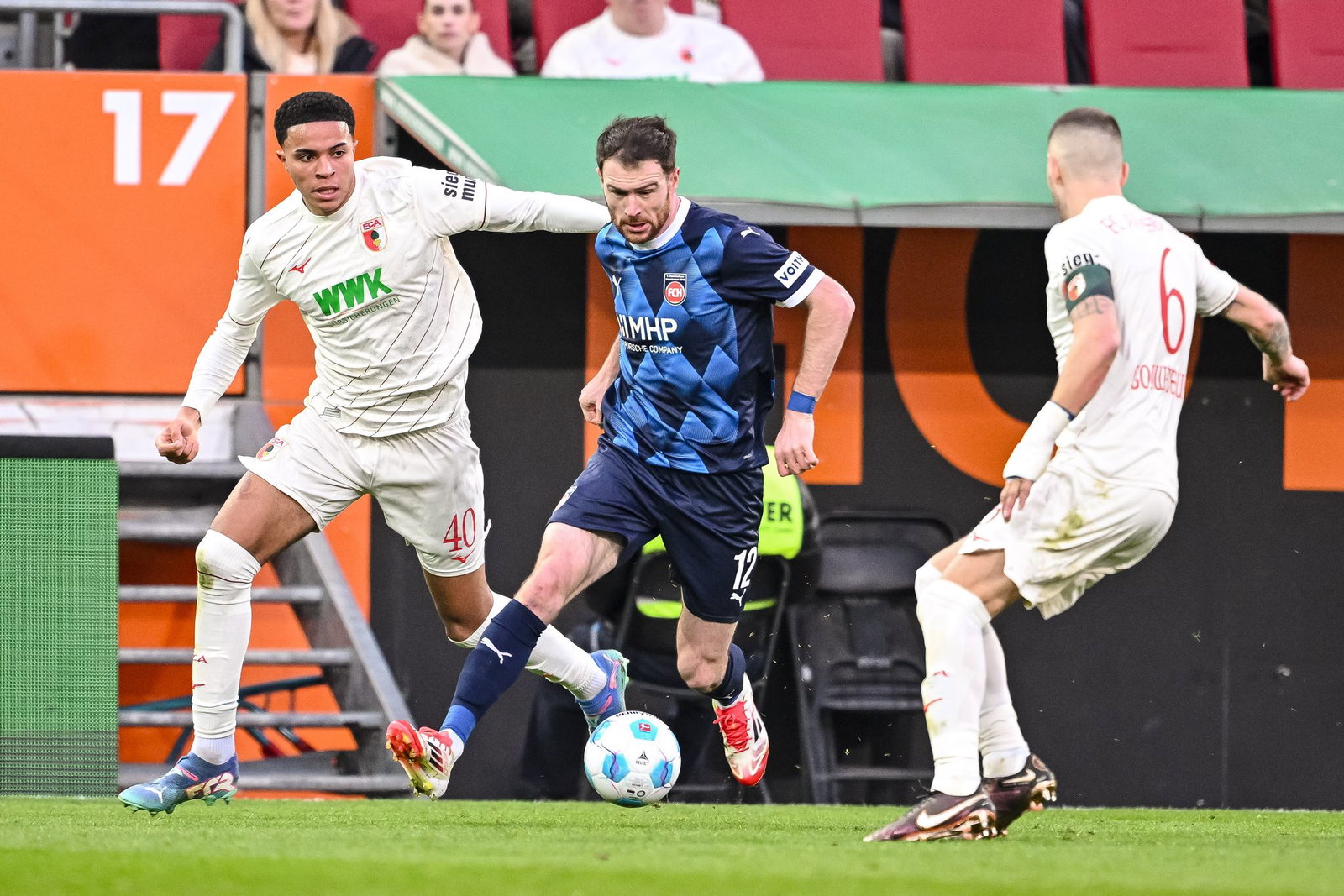 Noahkai Banks (l) oder Jeffrey Gouweleeuw (r) rücken in die Abwehr des FC Augsburg. (Archivbild)