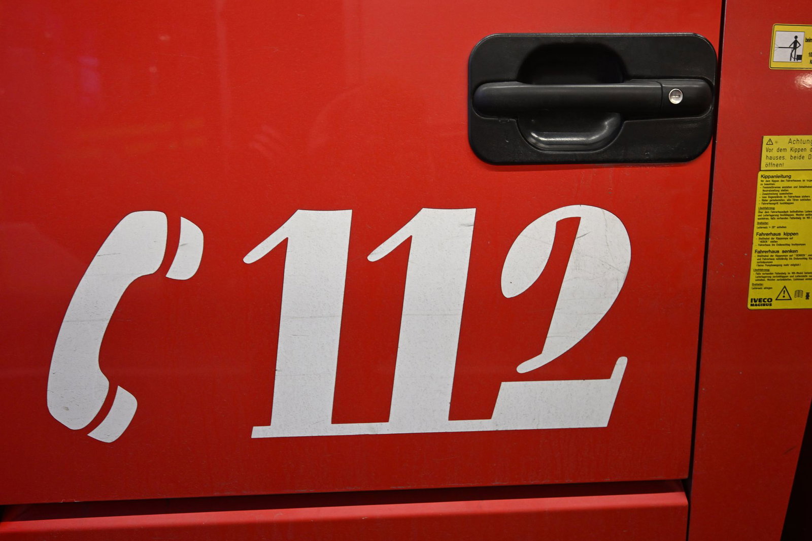 Mehrere Zeugen riefen die Feuerwehr, als sie den Brand bemerkten. (Symbolbild)