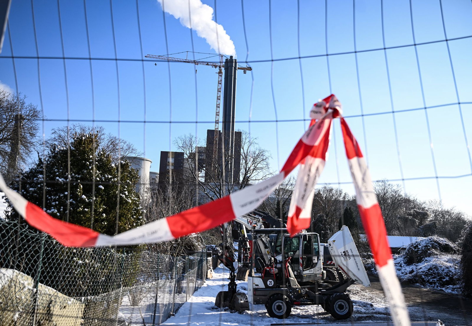 Der Brandanschlag auf die Stromversorgung in Berlin mitten im Winter hat gezeigt, welche Auswirkungen Angriffe auf die Infrastruktur haben können. (Symbolbild)