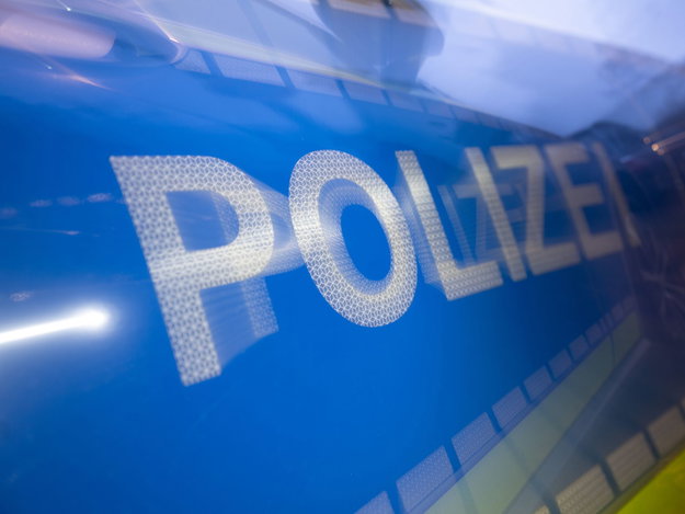 Mann hantiert mit Schreckschusswaffe vor Supermarkt | RPR1.