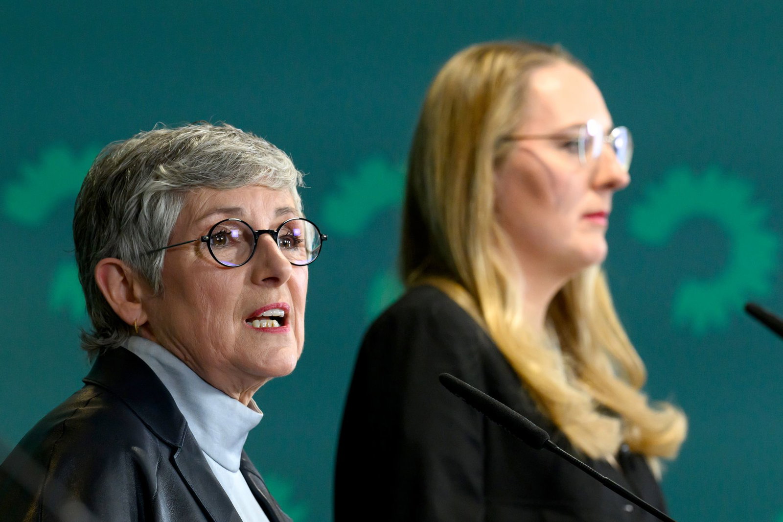 Die Krankenkassenbeiträge könnten sinken, rechnen die Fraktionsvorsitzenden der Grünen, Britta Haßelmann und Katharina Dröge, vor. 