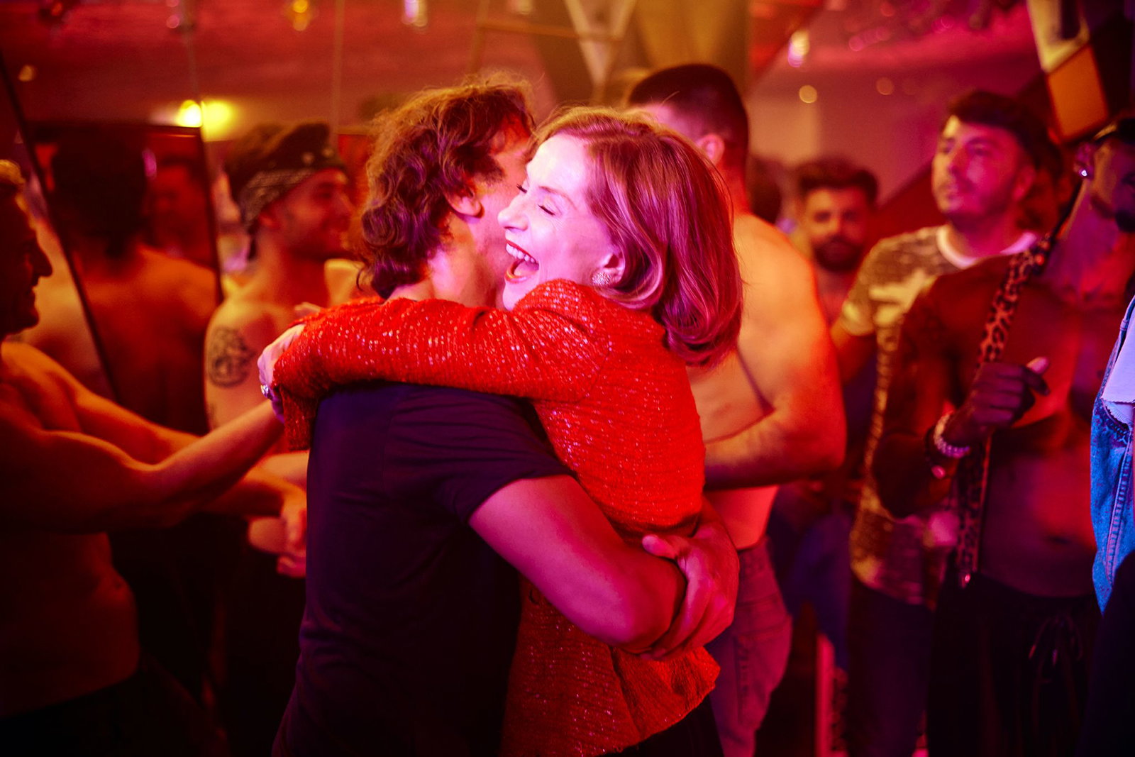  Im Zentrum steht ein glänzend aufgelegtes Duo: Isabelle Huppert als Marianne Farrère und Laurent Lafitte als Pierre-Alain Fantin.