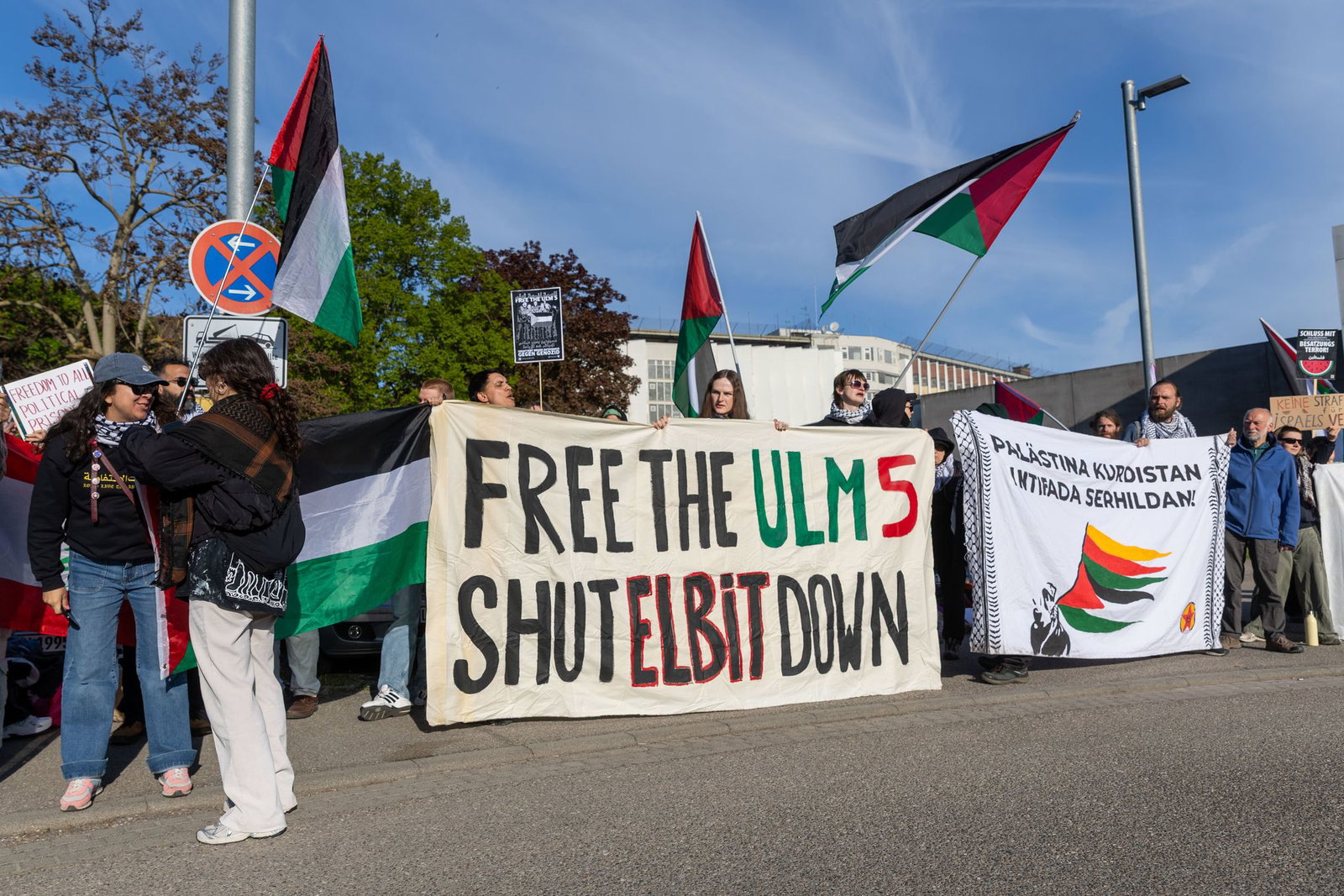 Vor Verhandlungsbeginn demonstrierten Pro-Palästina-Aktivisten vor dem Prozessgebäude.