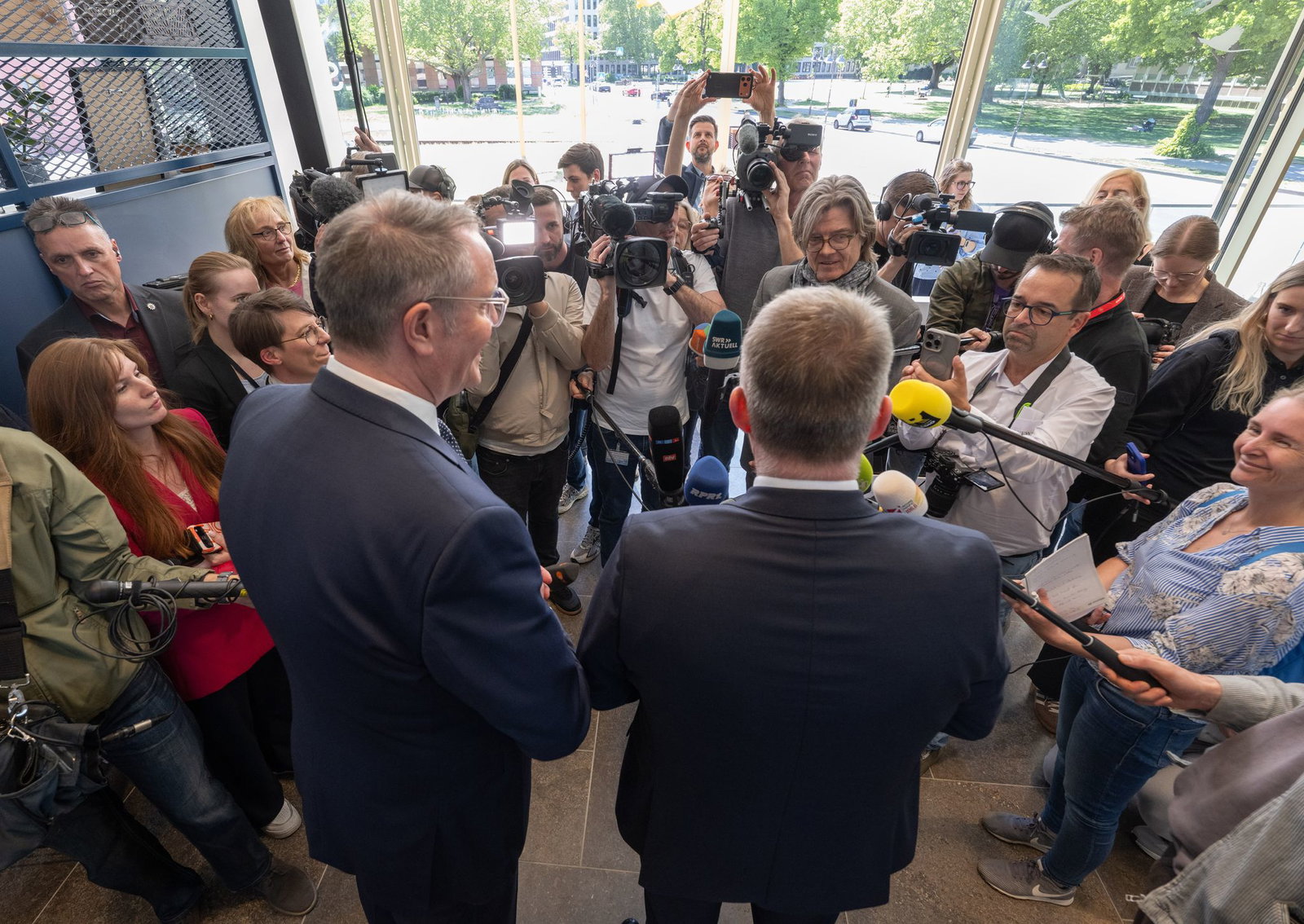 Die Verhandlungsführer Schweitzer (l) und Schnieder stellen den Koalitionsvertrag vor. 