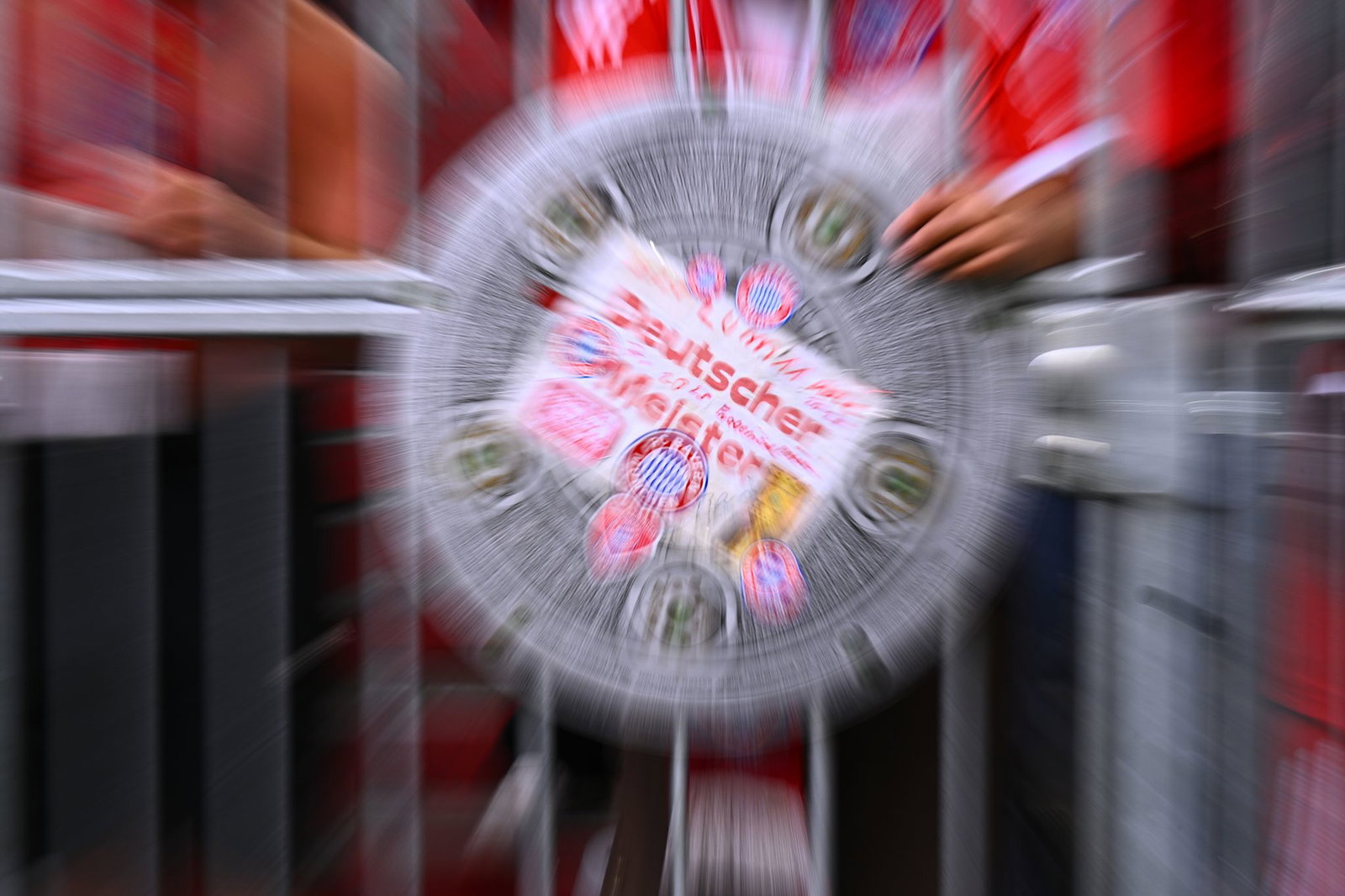 Die Fans beider Clubs gerieten vor dem Stadion aneinander.