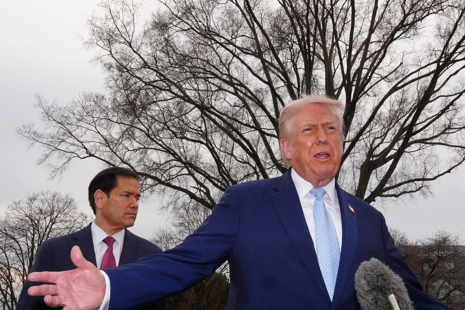 Donald Trump (r.) und Marco Rubio stellen erneut den Sinn der Nato infrage. (Archivbild)