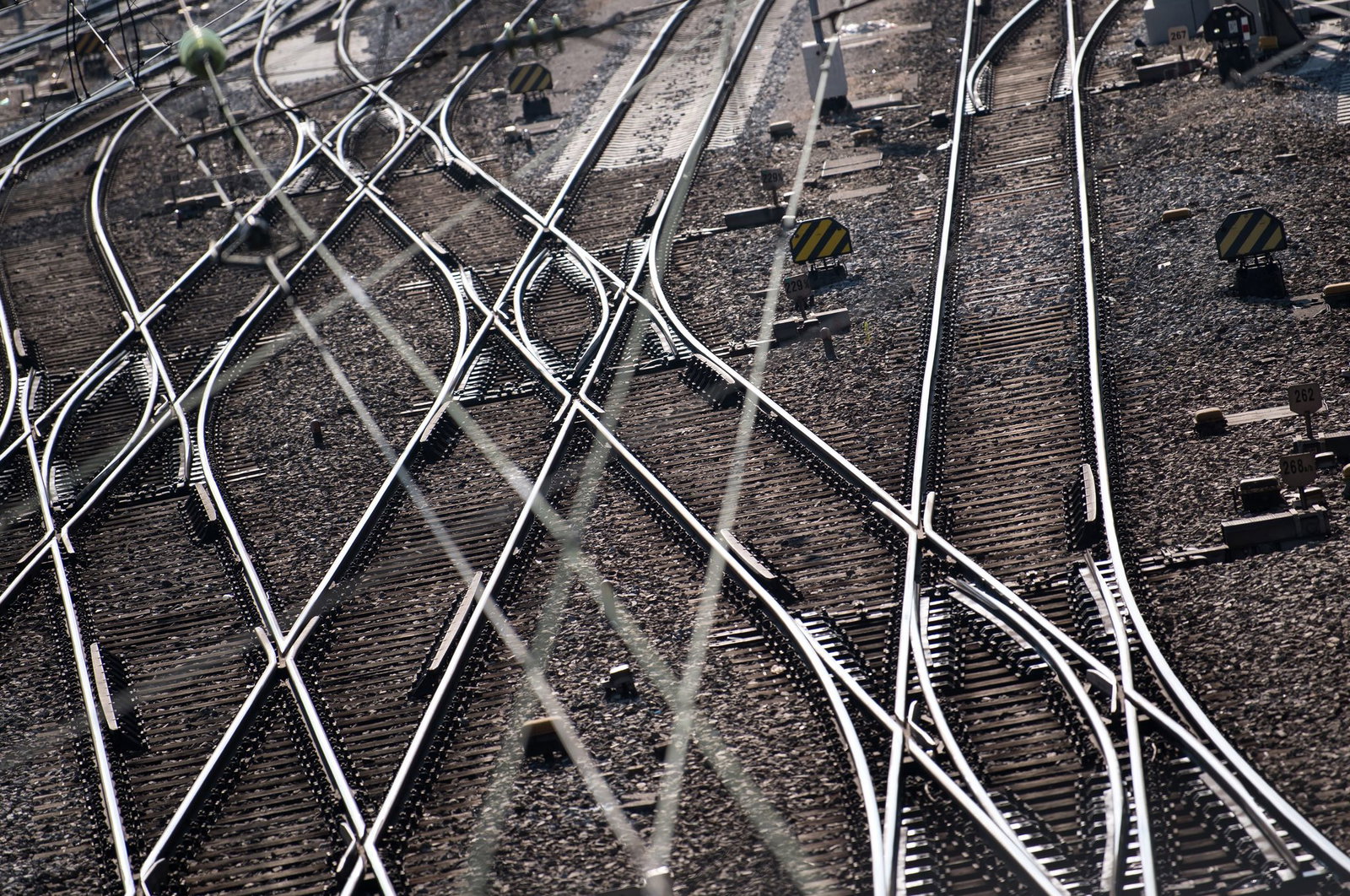 Der Bahnverkehr im Großraum Stuttgart ist durch den Brand beeinträchtigt. (Symbolbild)