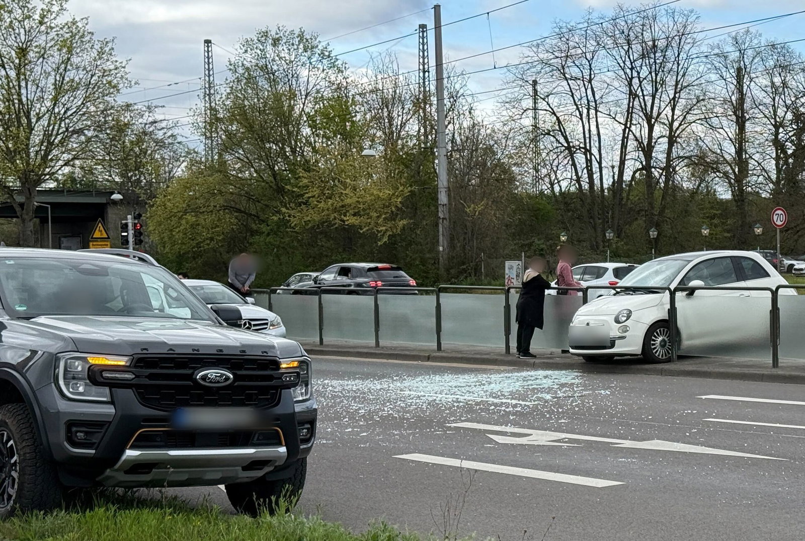 Nach dem Unfall muss eine Frau von Sanitätern in ein Krankenhaus gebracht werden.