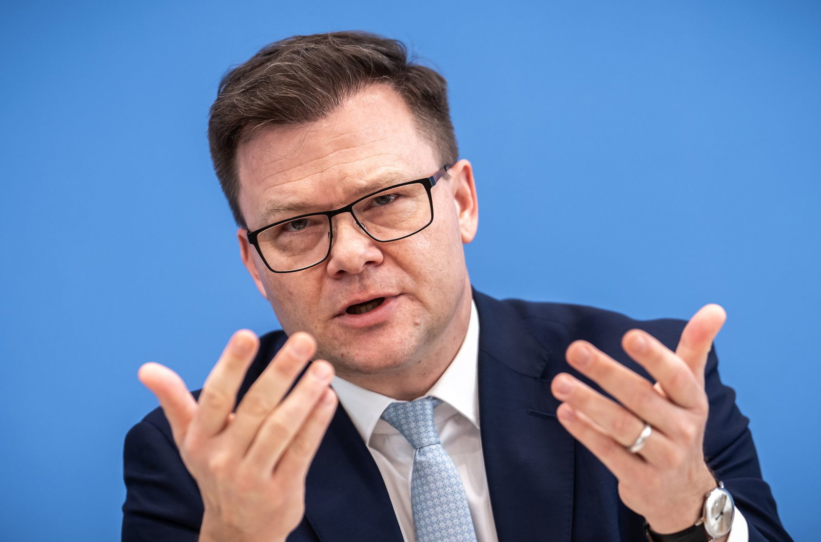 Umweltminister Carsten Schneider eröffnet am Dienstag den Petersberger Klimadialog. (Archivbild)