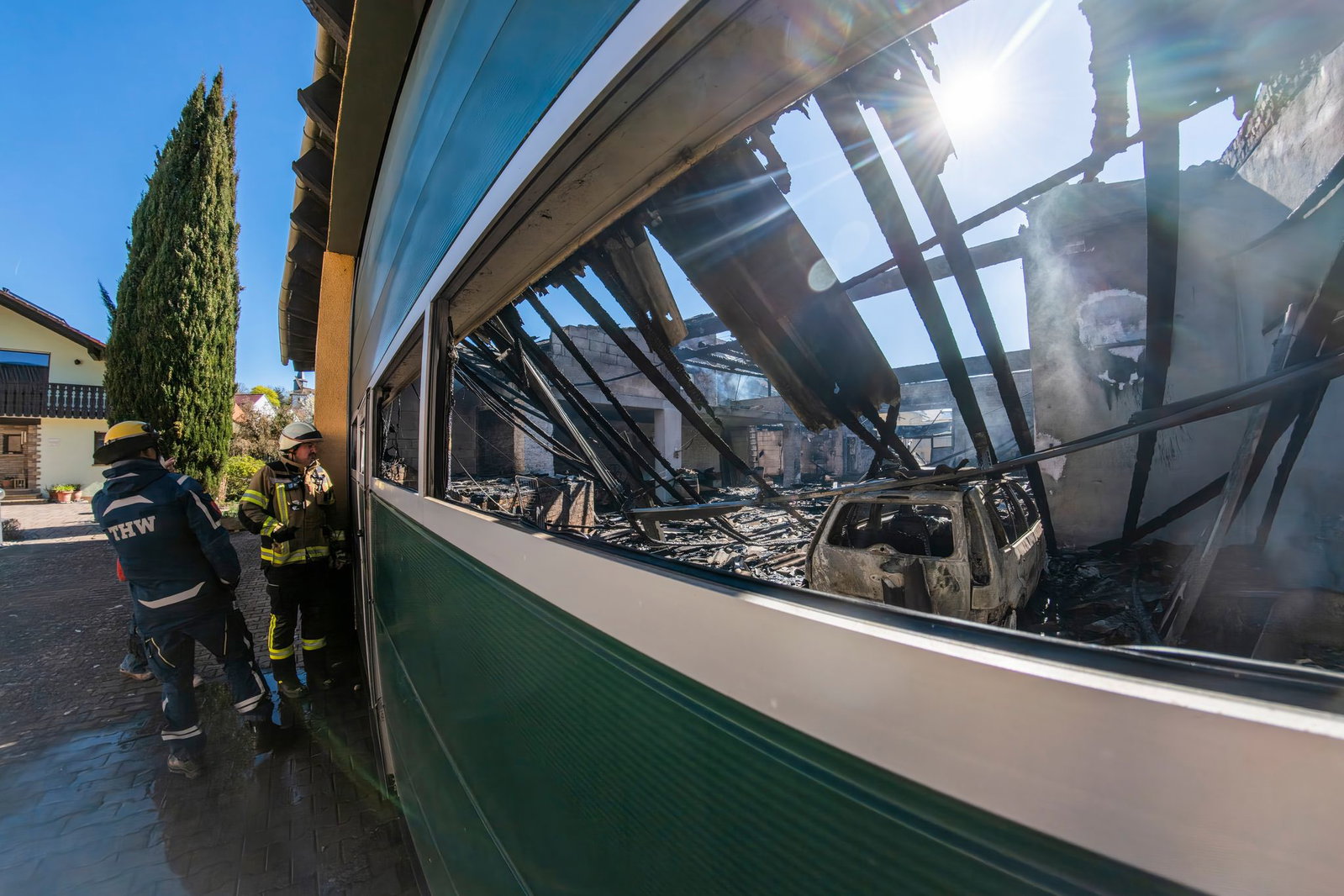 Der Brand brach in der Lagerhalle eines Weinguts aus. 