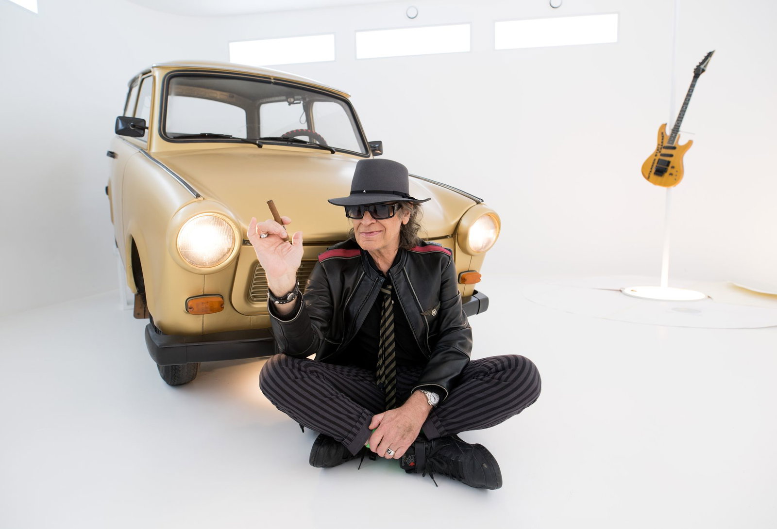 Udo Lindenbergs goldener Trabi aus der «Panik City» wurde für 1.430 Euro versteigert. (Archivbild)
