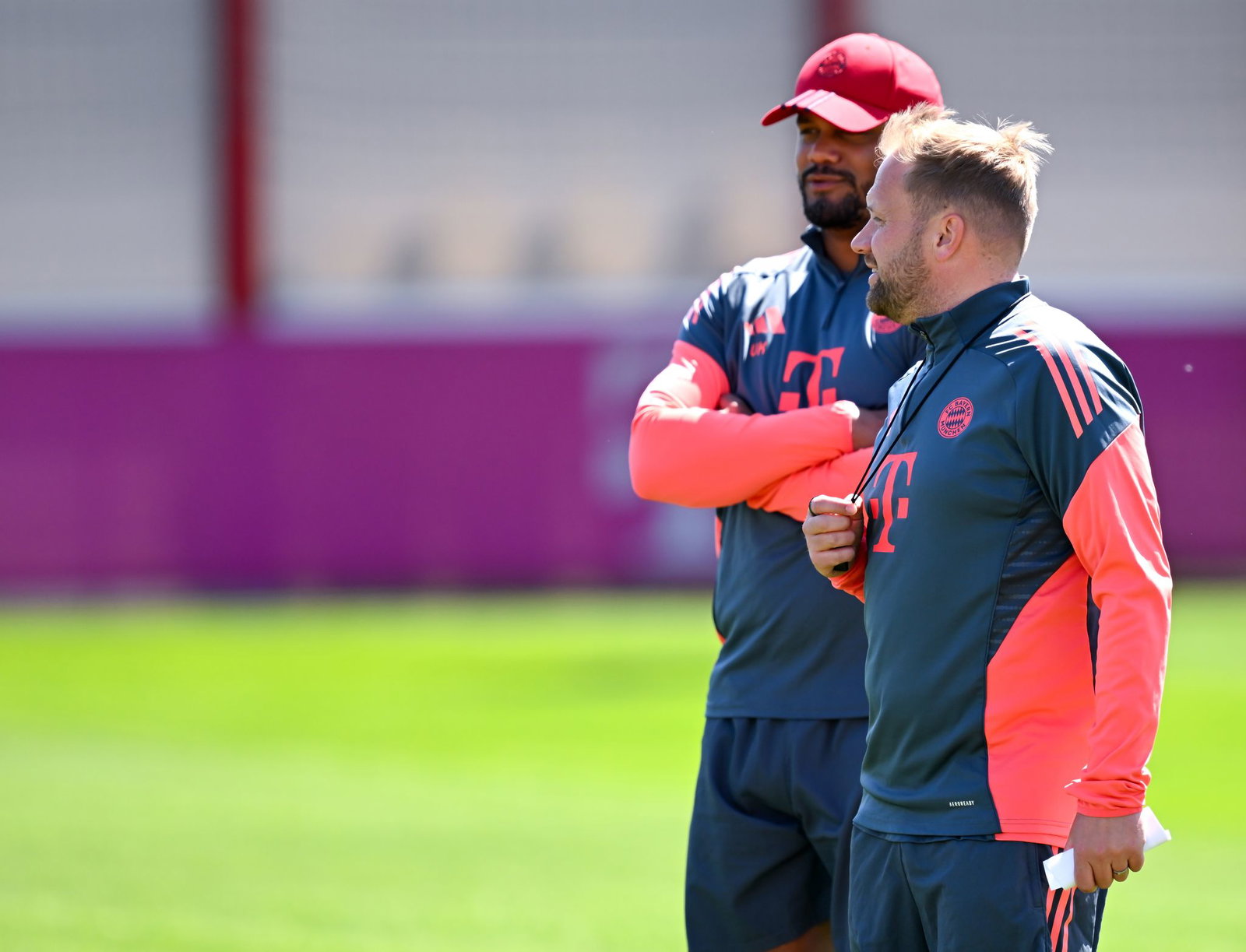 Rollentausch in Paris: Assistent Aaron Danks (r) wird den gesperrten Chefcoach Vincent Kompany am Spielfeldrand vertreten.