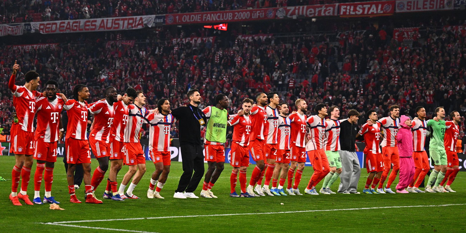 Die Stars des FC Bayern lassen sich feiern.