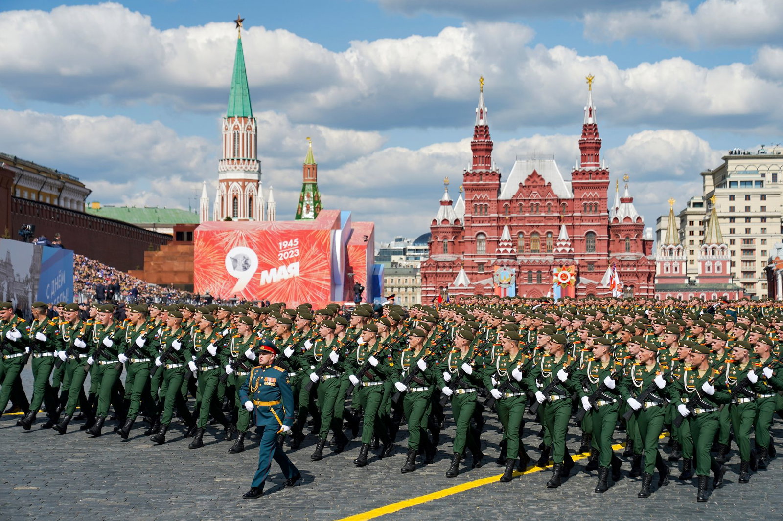 Bei der Siegesparade in Moskau sollen Tausende Soldaten marschieren, doch Panzer und Raketen werden nicht gezeigt. (Archivbild)