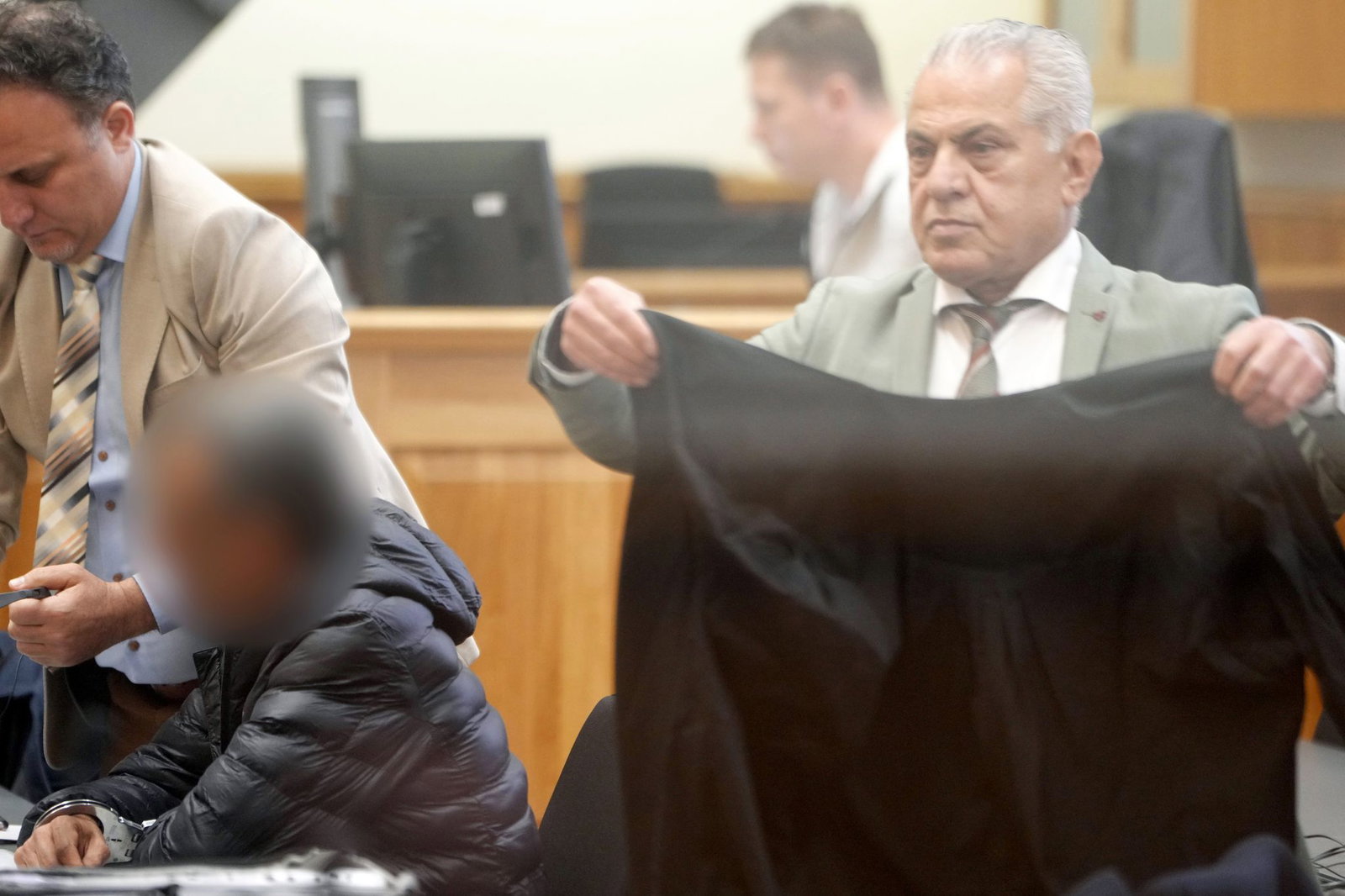 Vor dem Oberlandesgericht hat ein Prozess wegen Mordes und Verbrechen gegen die Menschlichkeit begonnen. 