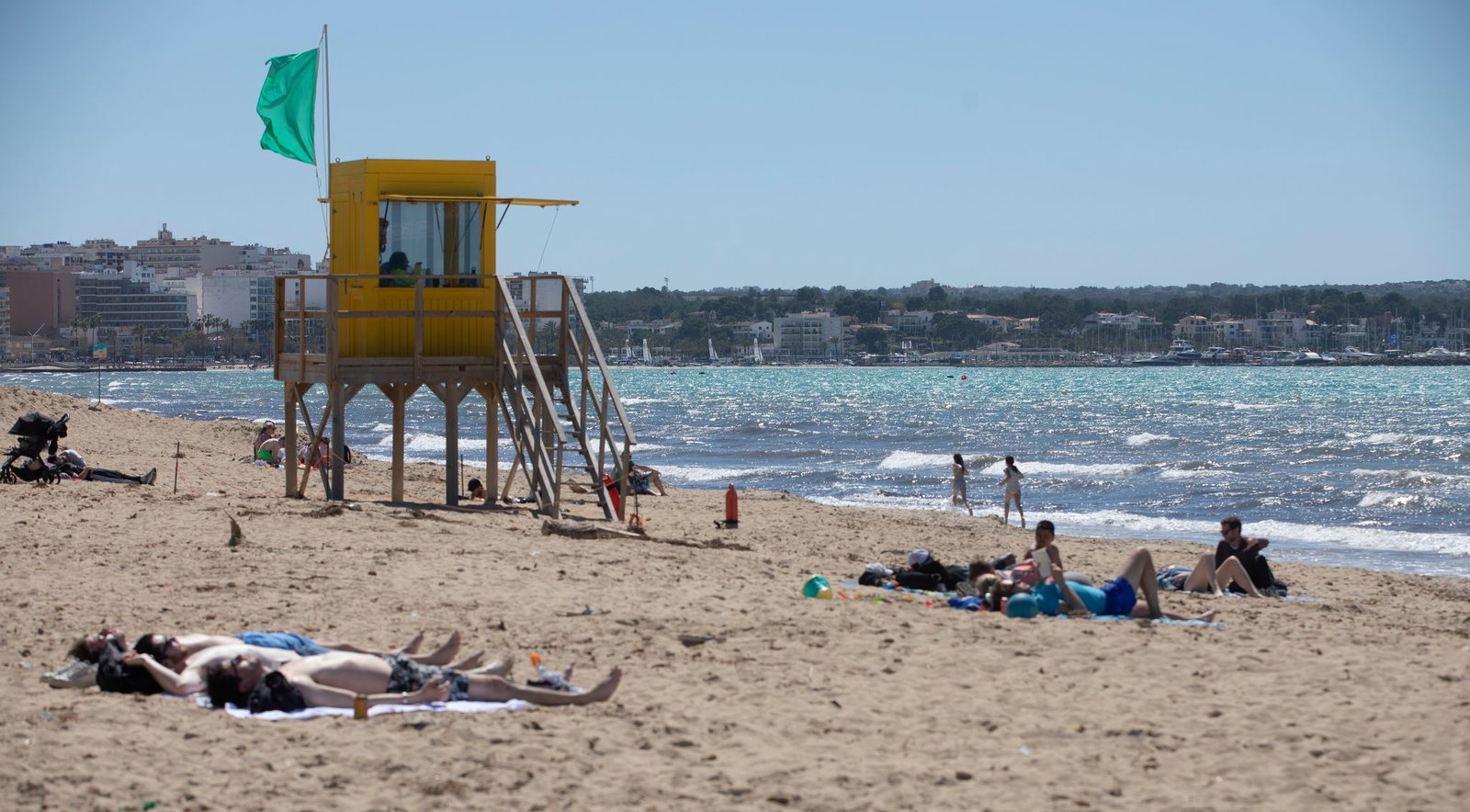 Entspannen am Strand Playa de Palma auf Mallorca. (Archivbild)