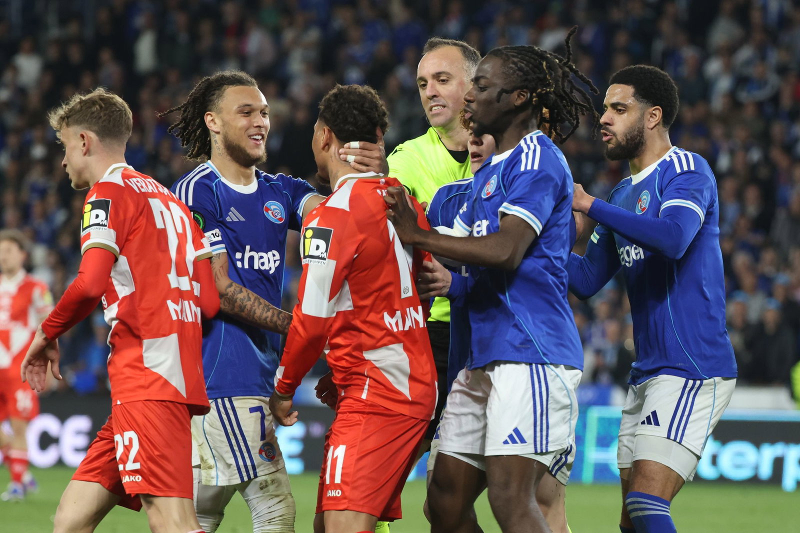 Rudelbildung nach dem Conference-League-Aus für Mainz in Straßburg. 
