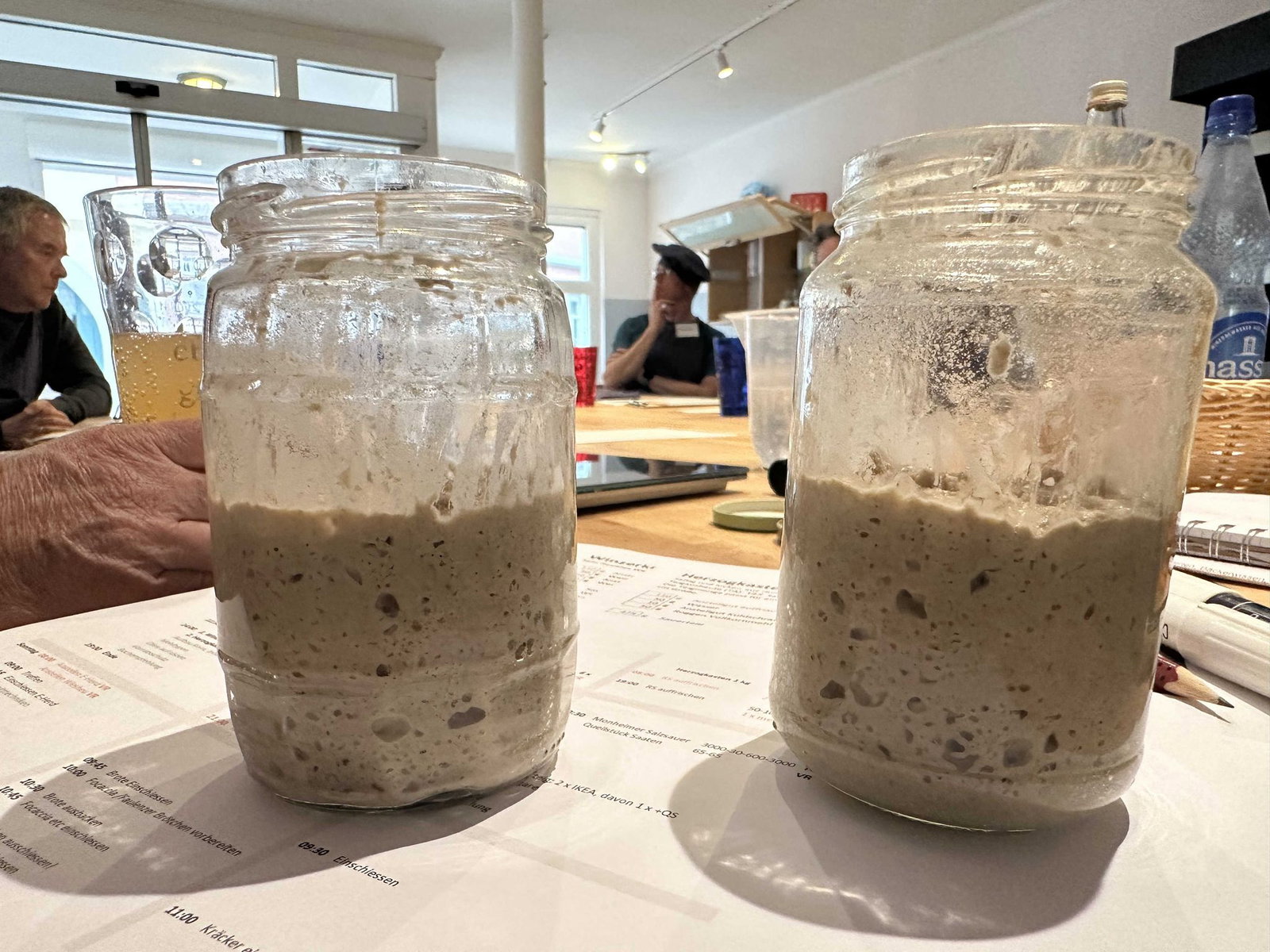 Damit fängt alles an: Erst muss das so genannte Anstellgut - eine Mischung aus  Mehl und Wasser - aufgefrischt werden und sein Volumen verdoppeln, bevor zwölf Stunden später der eigentliche Sauerteig zubereitet werden kann. 