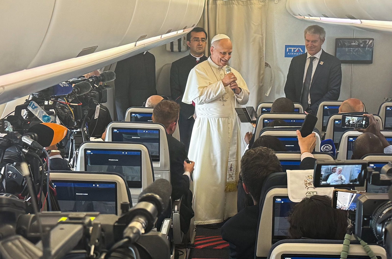 Der Papst kam im Flugzeug zu den mitreisenden Journalisten.