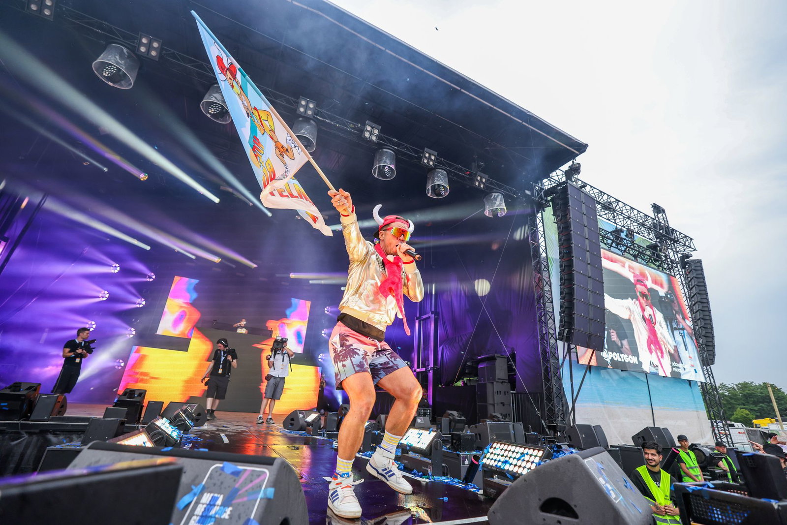 Mit Fahne und Hörner-Cap stampft Lorenz Büffel über die Partyschlager-Bühnen.