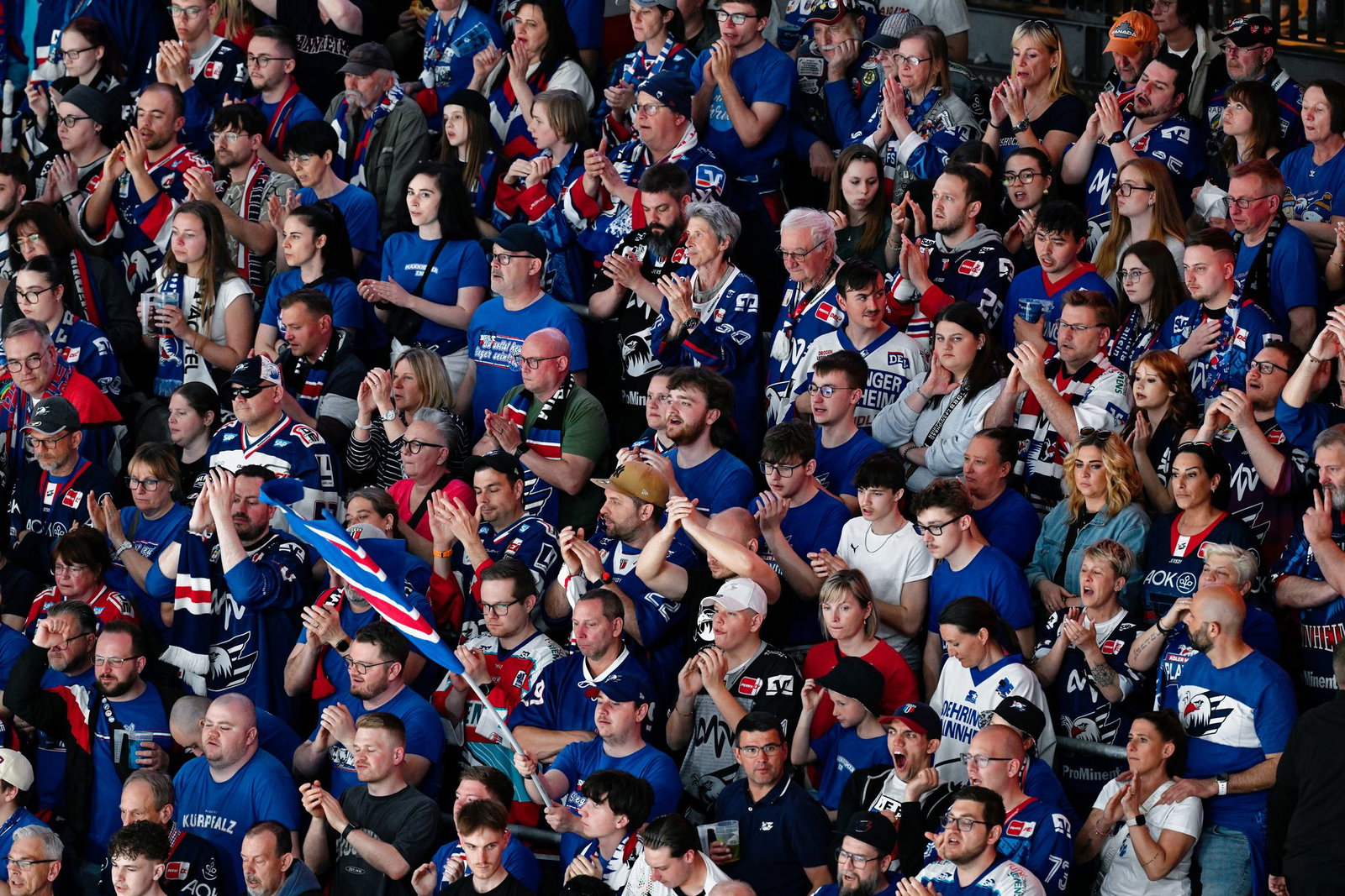 Die Adler-Fans träumen vom Titel. (Archivbild)