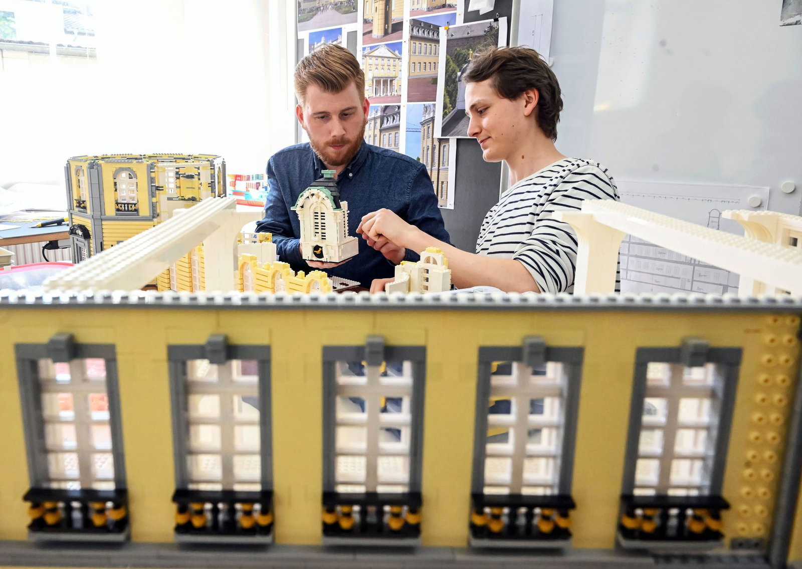 Produktdesigner Michel Henning (r) zeigt Projektleiter Marvin Gedigk fertige Teile des «Klötzle-Schlosses».