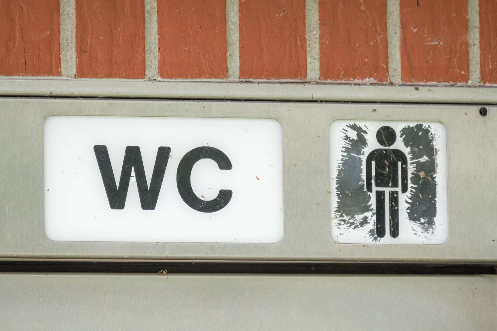 Eine Auseinandersetzung um ein verschmutztes WC löst einen Polizeieinsatz auf der Autobahn 61 aus. (Symbolbild)