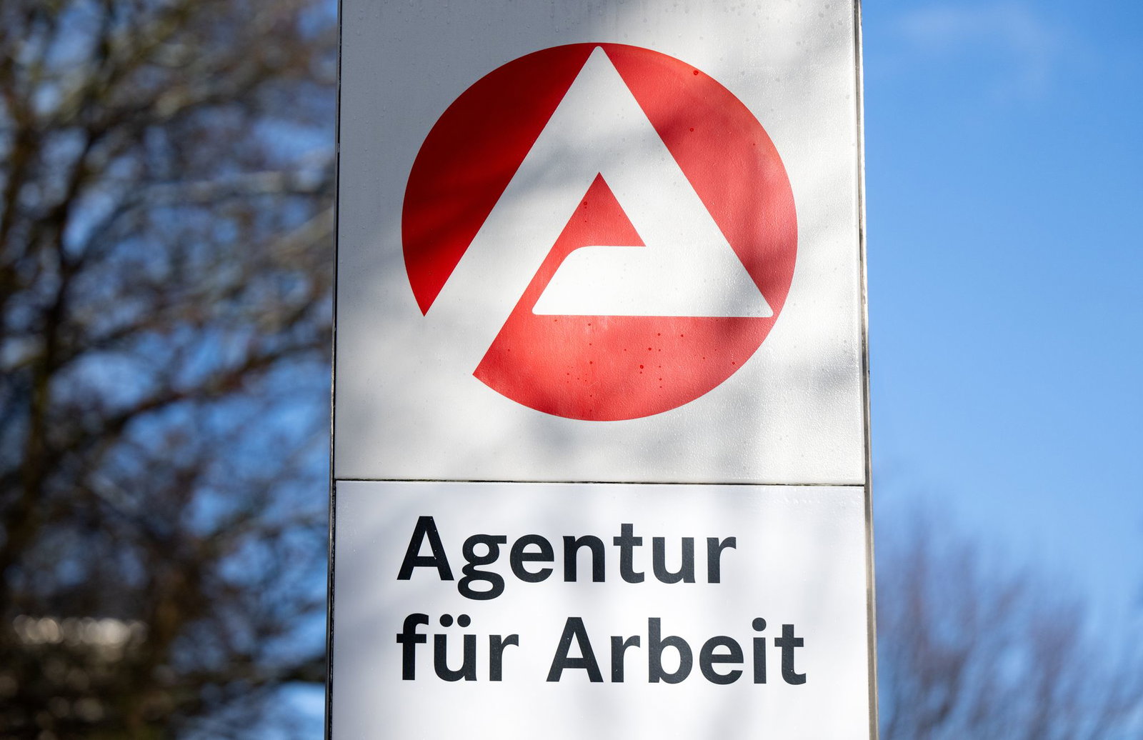 Die Zahl der Arbeitslosen ist leicht gesunken. (Symbolbild)