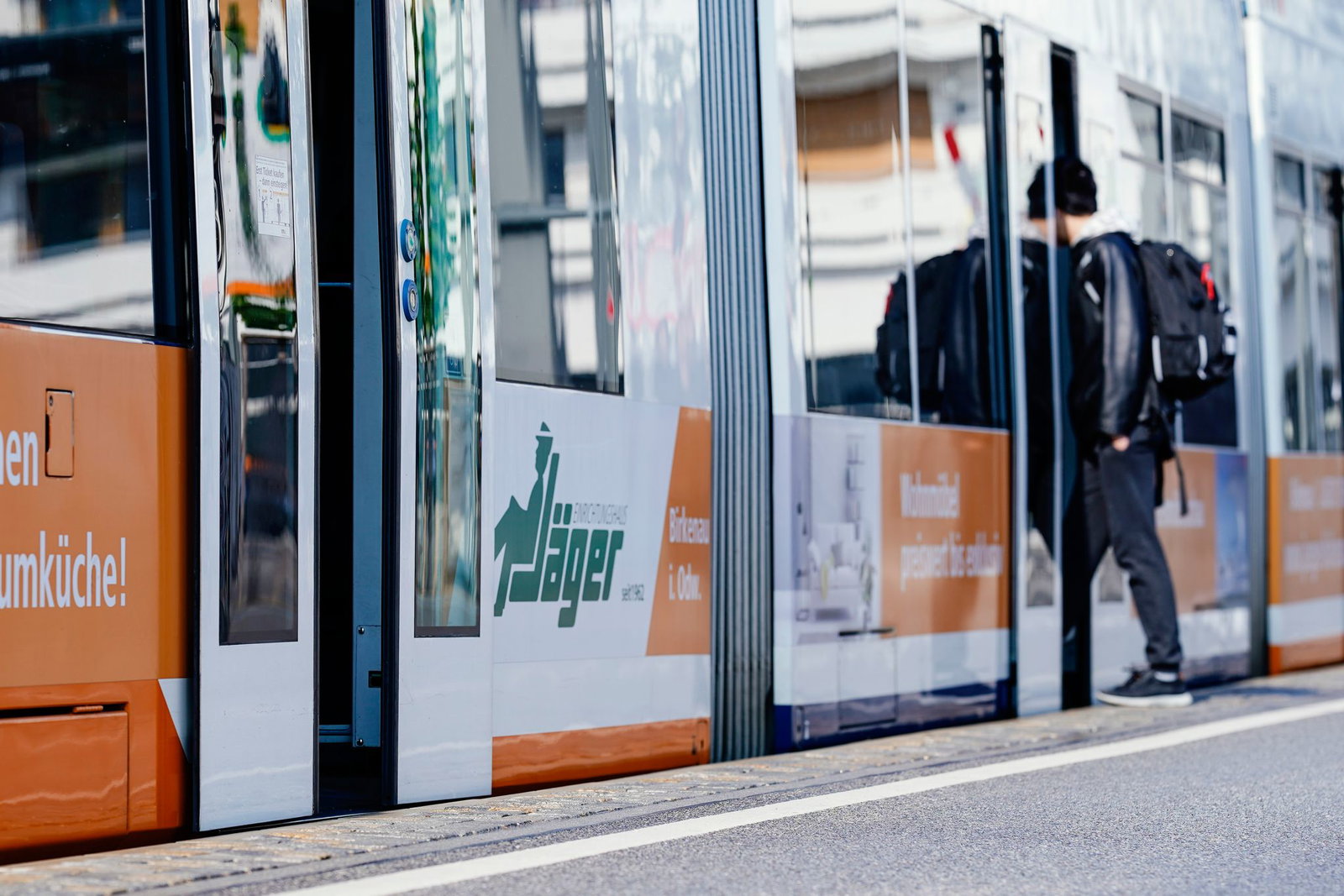 In der Straßenbahn sorgte die Jugend-Clique für Unruhe und schlug einen Mann. (Symbolbild)