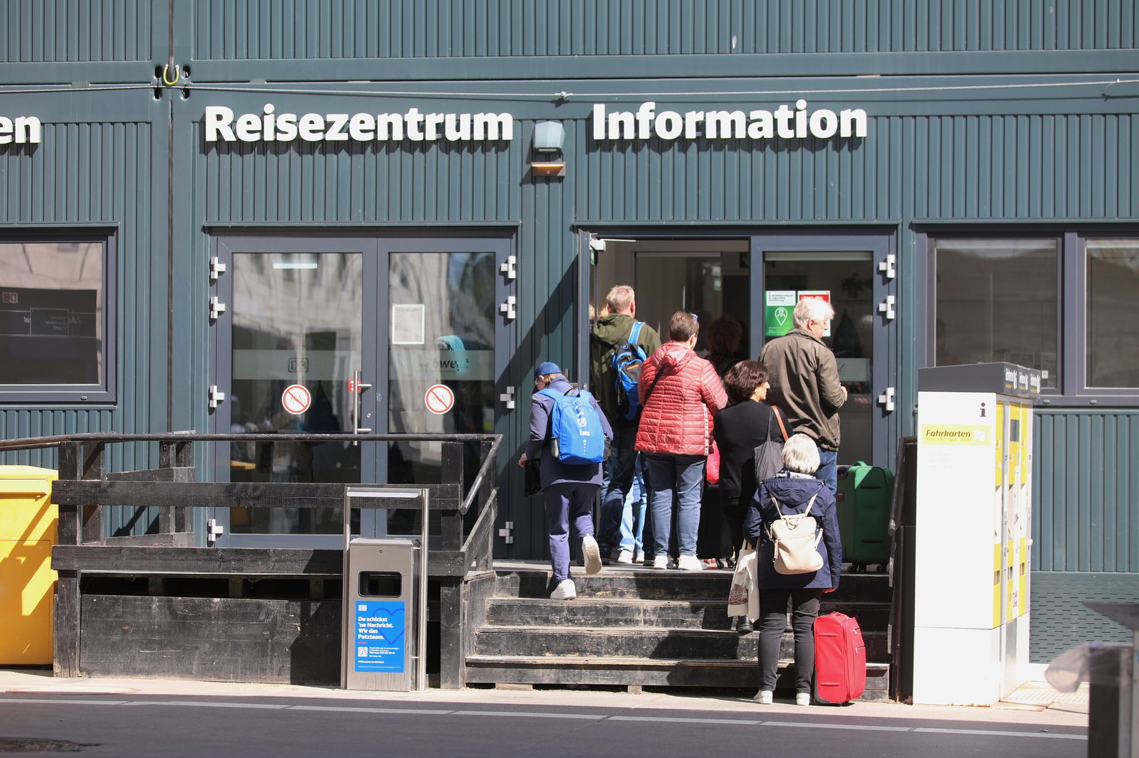 Weder Regional- noch ICE-Züge verkehren wie gewohnt, für Reisende bedeutet das Verspätungen und Ausfälle. 