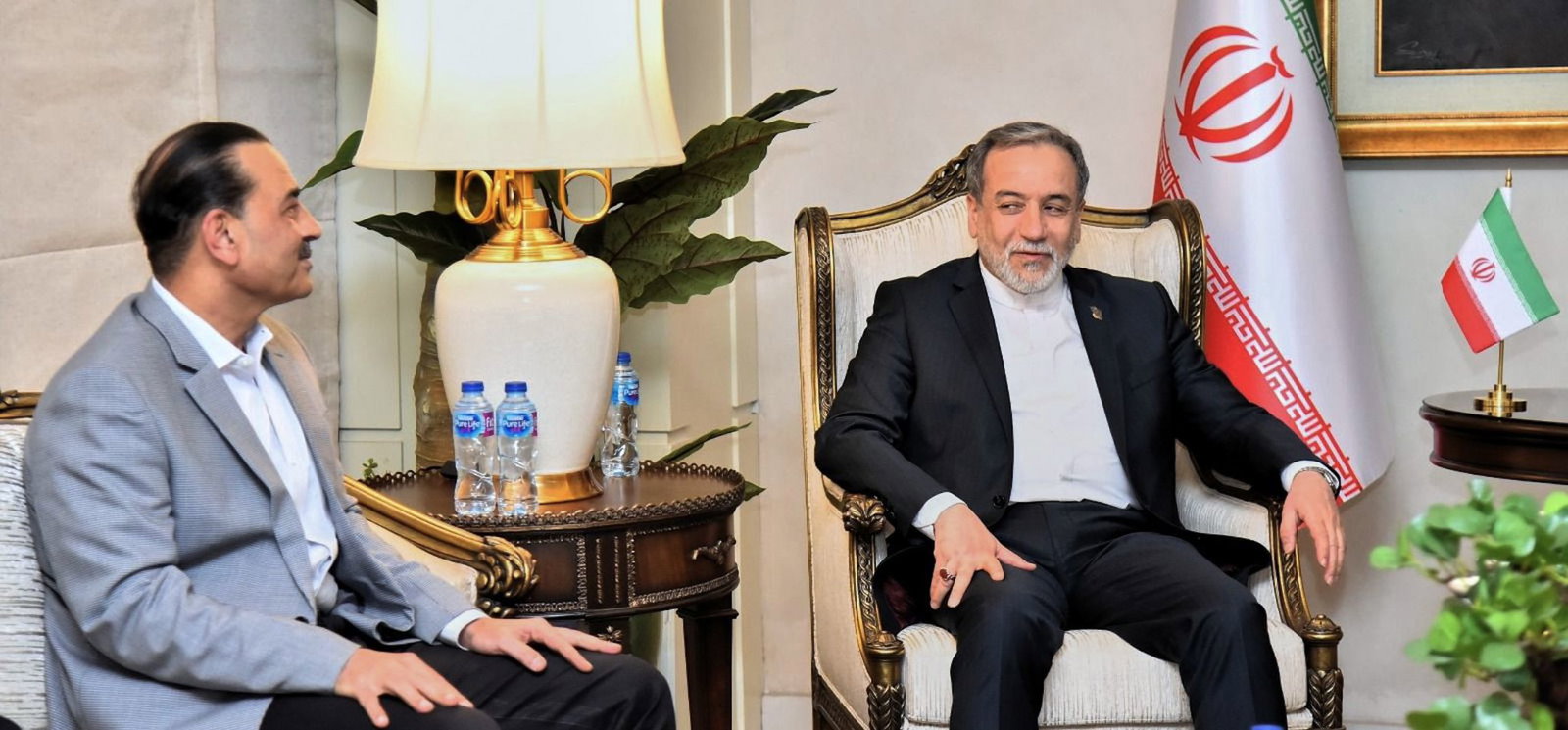 Irans Außenminister Araghtschi spricht mit den pakistanischen Vermittlern.