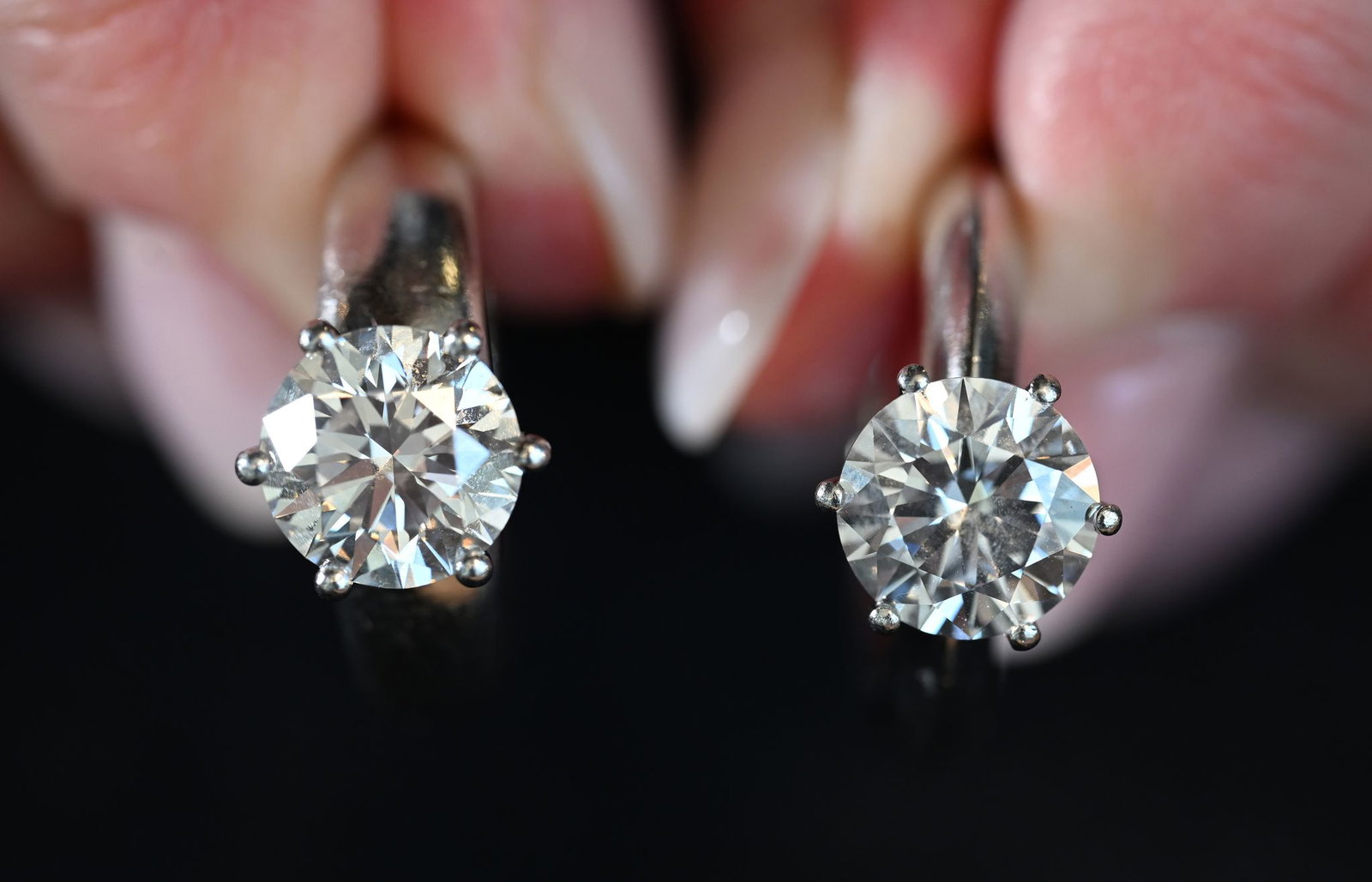 Sehen sich zum Verwechseln ähnlich: links ein natürlicher, rechts ein synthetischer Diamant. 