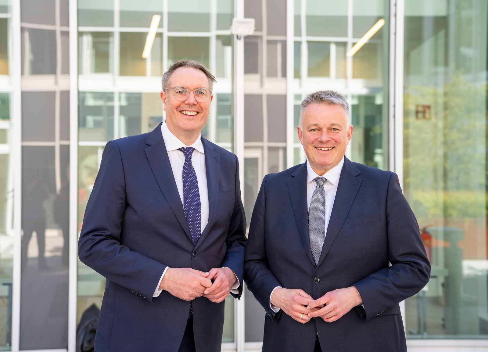 Die Verhandlungsführer Gordon Schnieder (CDU) und Alexander Schweitzer (SPD) stellen die Ergebnisse der Koalitionsverhandlungen vor. (Archivbild)