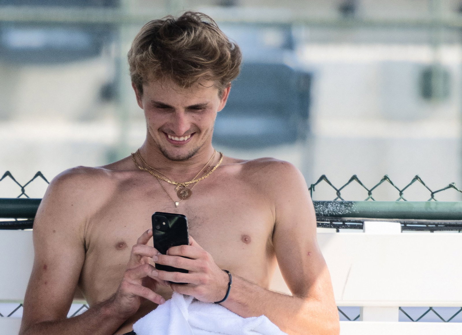 Seine Handynachrichten möchte Zverev lesen, ohne dass diese von Kameras eingefangen werden. (Archivbild)