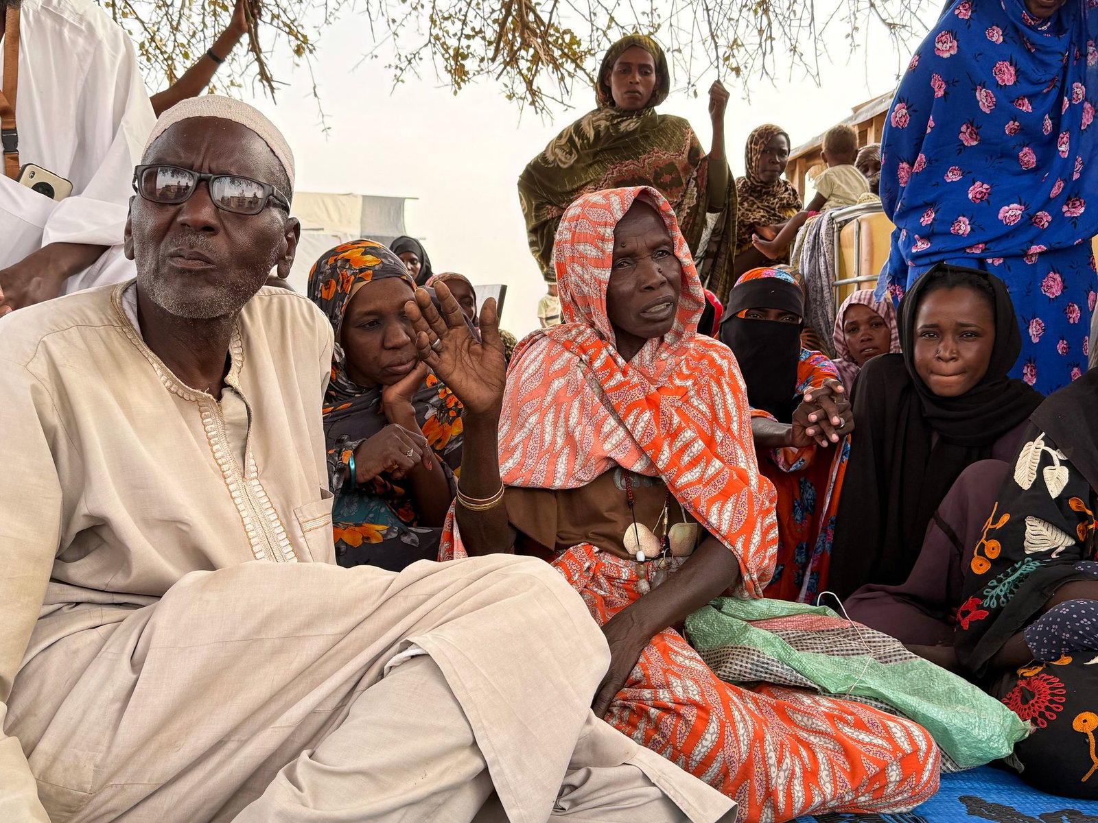Auf dem Gelände des Roten Kreuzes warten Flüchtlinge aus Darfur in der tschadischen Grenzstadt Adré auf die Weiterfahrt in ein Flüchtlingslager.