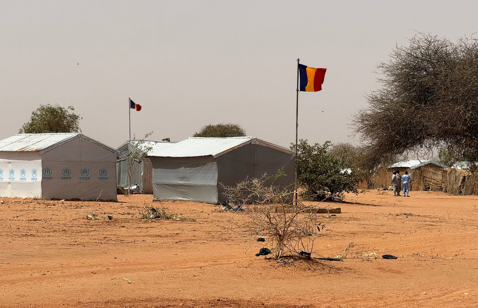 Die tschadische Fahne weht am Eingang des Flüchtlingslagers Aboutengé.