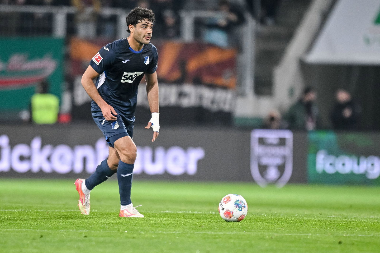 Abwehrspieler Ozan Kabak bleibt langfristig bei der TSG Hoffenheim. (Archivbild)