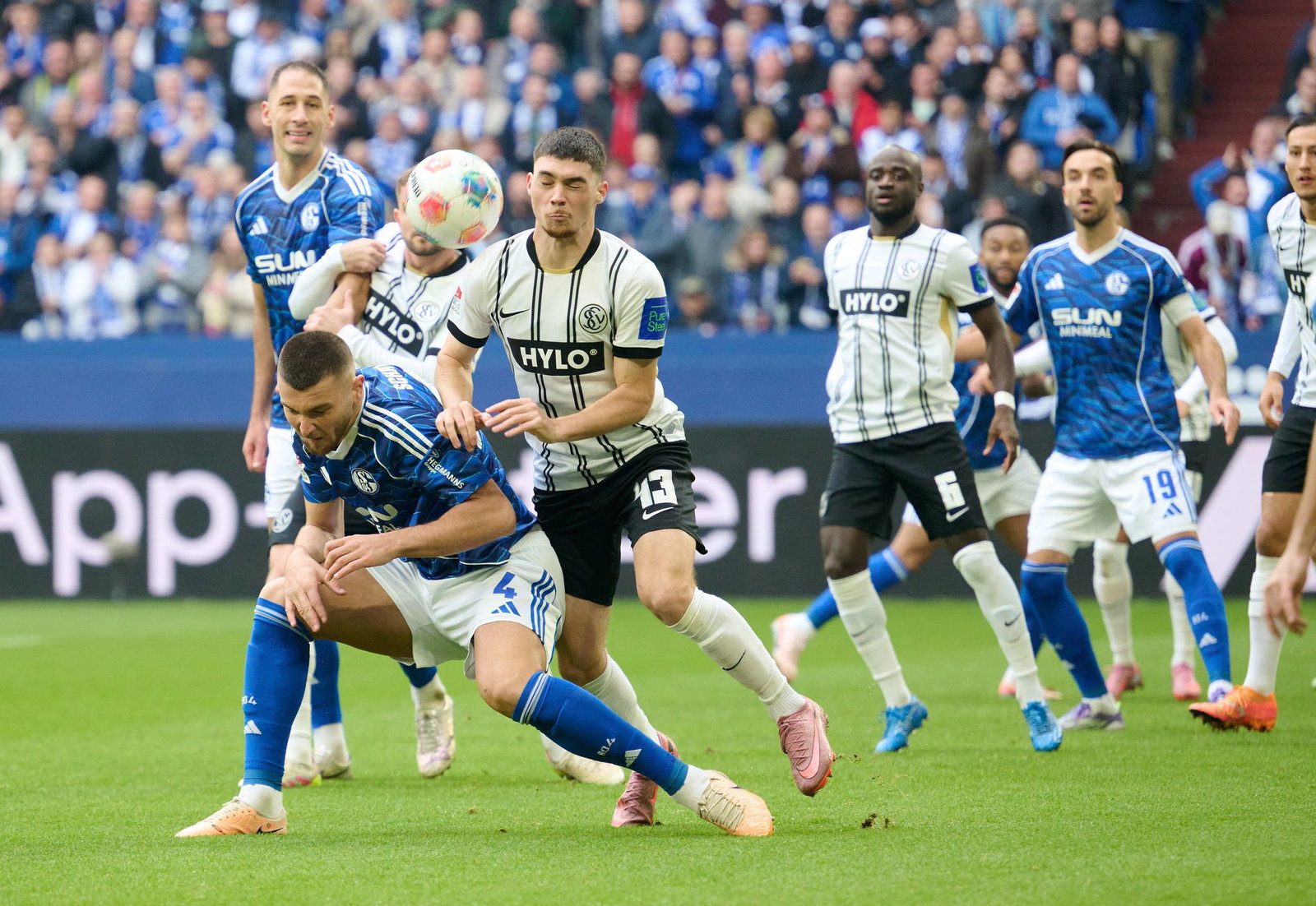 Im Hinspiel ging es zwischen Elversberg und Schalke ordentlich zur Sache. Schalke gewann 1:0 (Archivbild). 